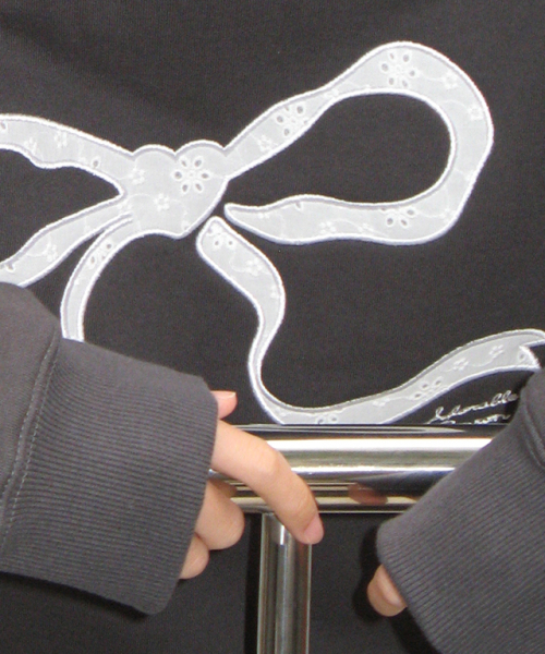RONRON(ロンロン)の「HEART RIBBON LACE APPLIQUE SWEATSHIRT CHARCOAL(スウェット・レディース・その他・FREE)」の3枚目の写真
