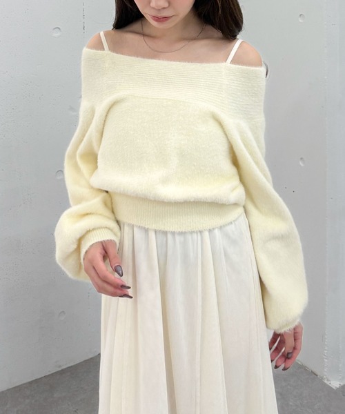 archives（アルシーヴ）の「フェザーオフショルニット×チュールキャミ