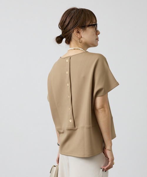 DESIGNWORKS(デザインワークス)の「【セットアップ対応】後ろボタン半袖トップス(シャツ/ブラウス・レディース・ベージュ/ブラック・フリー)」の10枚目の写真