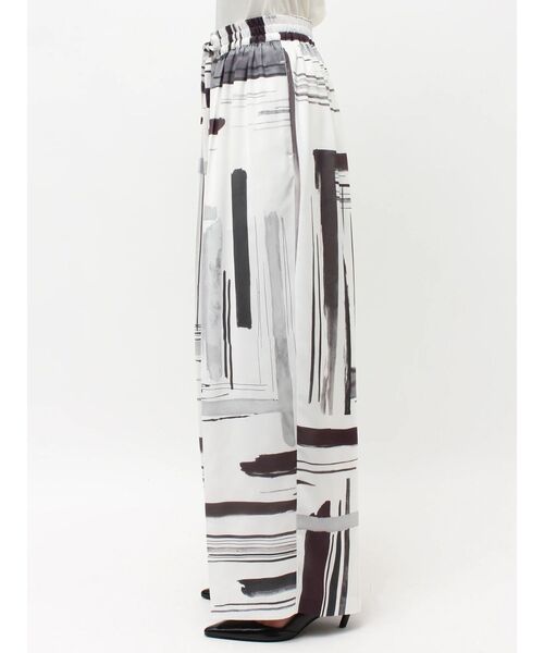 ELENDEEK(エレンディーク)の「フルイドラインパンツ(その他パンツ・レディース・オフホワイト/ネイビー・FREE)」の17枚目の写真