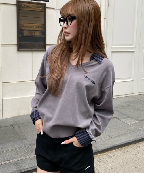 RAY CASSIN（レイカズン）の「襟付V胸刺繍ニット（ニット/セーター・レディース・グレー/アイボリー/ライトベージュ/ネイビー・FREE）」の3枚目の写真