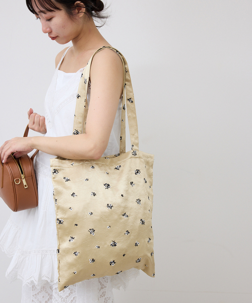 SLOBE IENA（スローブイエナ）の「FLOWER SATINトートバッグ（トートバッグ・レディース・ネイビー/イエロー・FREE）」の2枚目の写真