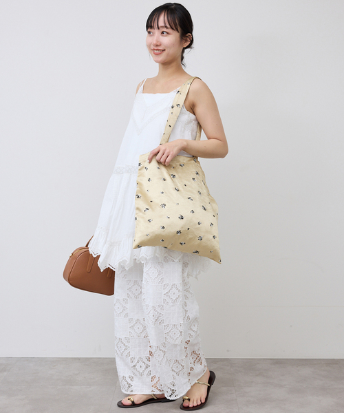 SLOBE IENA（スローブイエナ）の「FLOWER SATINトートバッグ（トートバッグ・レディース・ネイビー/イエロー・FREE）」の14枚目の写真