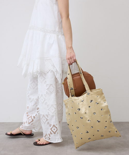 SLOBE IENA（スローブイエナ）の「FLOWER SATINトートバッグ（トートバッグ・レディース・ネイビー/イエロー・FREE）」の15枚目の写真