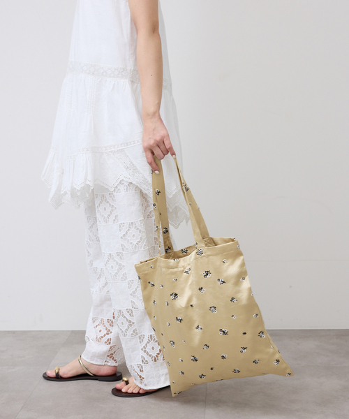 SLOBE IENA（スローブイエナ）の「FLOWER SATINトートバッグ（トートバッグ・レディース・ネイビー/イエロー・FREE）」の16枚目の写真