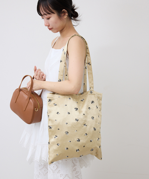 SLOBE IENA（スローブイエナ）の「FLOWER SATINトートバッグ（トートバッグ・レディース・ネイビー/イエロー・FREE）」の17枚目の写真