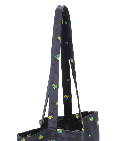 SLOBE IENA（スローブイエナ）の「FLOWER SATINトートバッグ（トートバッグ・レディース・ネイビー/イエロー・FREE）」の3枚目の写真