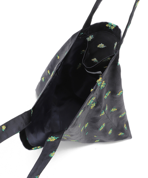 SLOBE IENA（スローブイエナ）の「FLOWER SATINトートバッグ（トートバッグ・レディース・ネイビー/イエロー・FREE）」の4枚目の写真