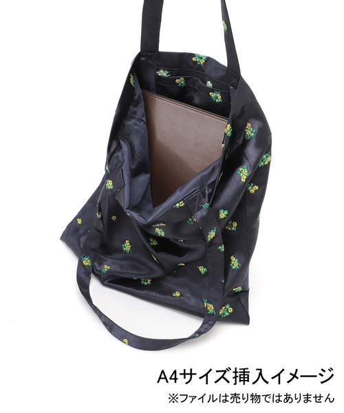 SLOBE IENA（スローブイエナ）の「FLOWER SATINトートバッグ（トートバッグ・レディース・ネイビー/イエロー・FREE）」の6枚目の写真