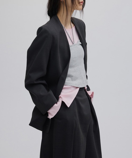 Ameri(アメリ)の「DRY TWILL COLLARLESS JACKET(テーラードジャケット・レディース・ベージュ/スミクロ/ベビーピンク・X-SMALL/MEDIUM/SMALL)」の17枚目の写真