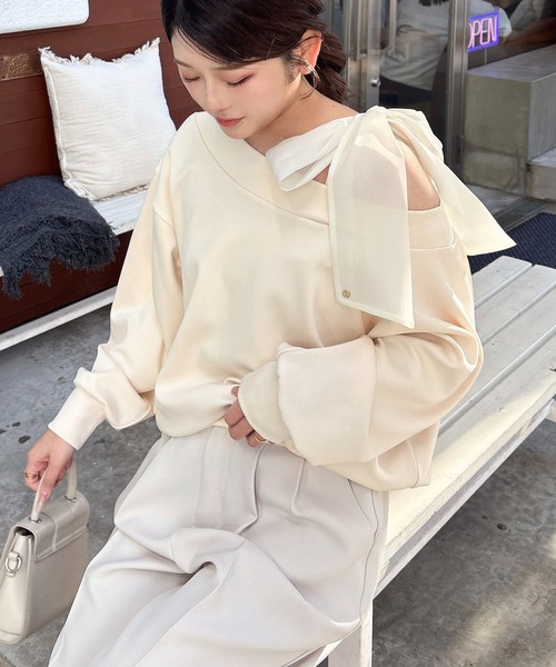 SOELA(ソエラ)の「【INGNI SOELA】肩リボンワンショルダンボールトップス/WEB限定(スウェット・レディース・グレー/アイボリー・FREE)」の2枚目の写真