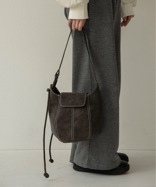 lawgy(ラウジー)の「2way round form flap bag / 2wayラウンドフォームフラップバッグ(ショルダーバッグ・レディース・キャメル/ダークブラウン系/ブラック・FREE)」の1枚目の写真