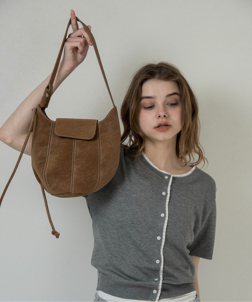 lawgy(ラウジー)の「2way round form flap bag / 2wayラウンドフォームフラップバッグ(ショルダーバッグ・レディース・キャメル/ダークブラウン系/ブラック・FREE)」の3枚目の写真