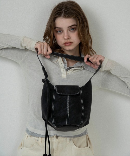 lawgy(ラウジー)の「2way round form flap bag / 2wayラウンドフォームフラップバッグ(ショルダーバッグ・レディース・キャメル/ダークブラウン系/ブラック・FREE)」の2枚目の写真