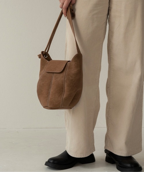 lawgy(ラウジー)の「2way round form flap bag / 2wayラウンドフォームフラップバッグ(ショルダーバッグ・レディース・キャメル/ダークブラウン系/ブラック・FREE)」の5枚目の写真
