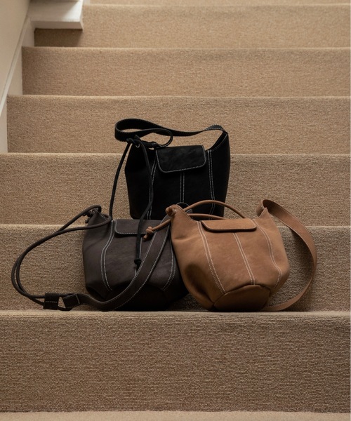 lawgy(ラウジー)の「2way round form flap bag / 2wayラウンドフォームフラップバッグ(ショルダーバッグ・レディース・キャメル/ダークブラウン系/ブラック・FREE)」の4枚目の写真
