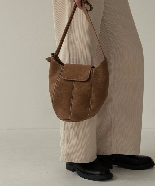 lawgy(ラウジー)の「2way round form flap bag / 2wayラウンドフォームフラップバッグ(ショルダーバッグ・レディース・キャメル/ダークブラウン系/ブラック・FREE)」の6枚目の写真