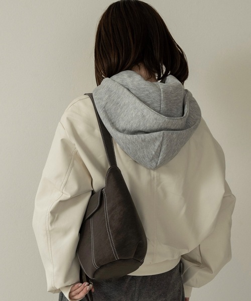 lawgy(ラウジー)の「2way round form flap bag / 2wayラウンドフォームフラップバッグ(ショルダーバッグ・レディース・キャメル/ダークブラウン系/ブラック・FREE)」の12枚目の写真
