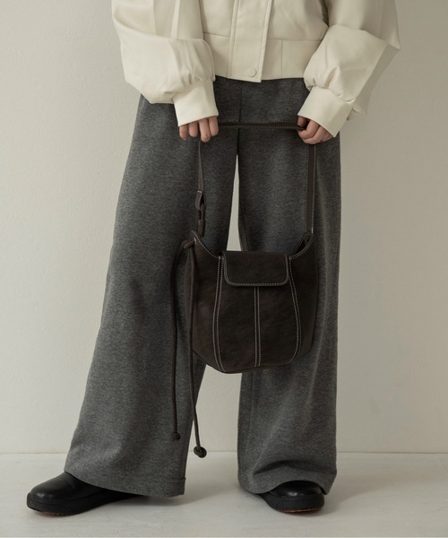lawgy(ラウジー)の「2way round form flap bag / 2wayラウンドフォームフラップバッグ(ショルダーバッグ・レディース・キャメル/ダークブラウン系/ブラック・FREE)」の14枚目の写真