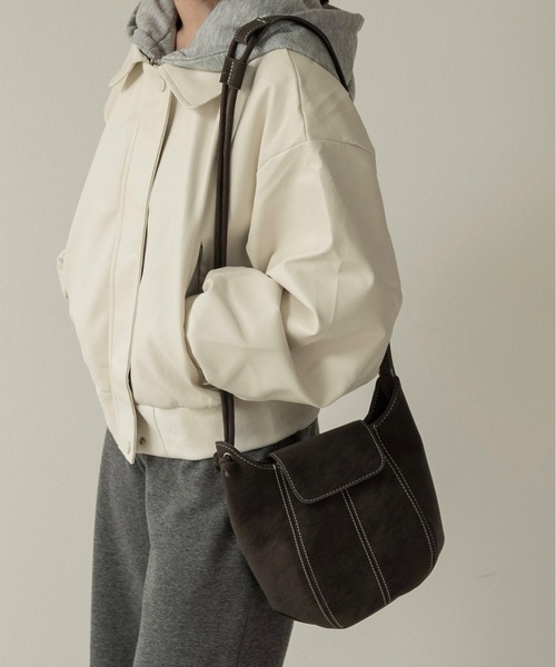 lawgy(ラウジー)の「2way round form flap bag / 2wayラウンドフォームフラップバッグ(ショルダーバッグ・レディース・キャメル/ダークブラウン系/ブラック・FREE)」の13枚目の写真