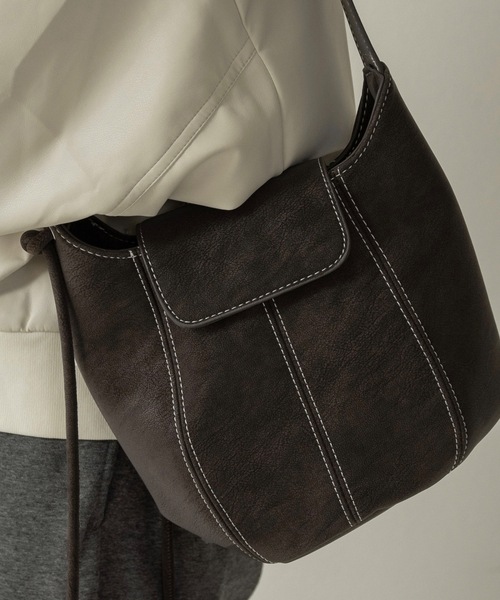 lawgy(ラウジー)の「2way round form flap bag / 2wayラウンドフォームフラップバッグ(ショルダーバッグ・レディース・キャメル/ダークブラウン系/ブラック・FREE)」の11枚目の写真