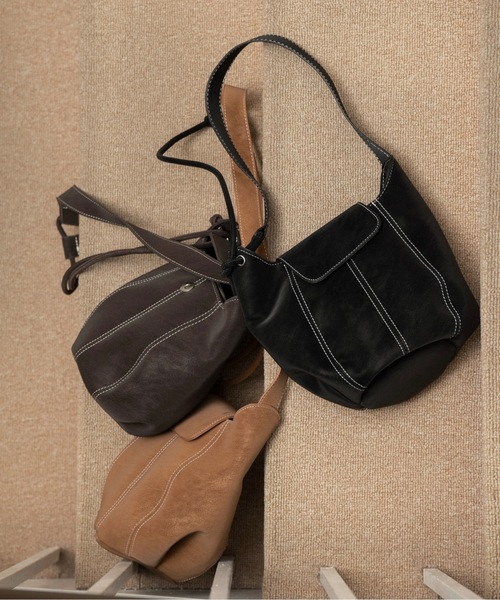 lawgy(ラウジー)の「2way round form flap bag / 2wayラウンドフォームフラップバッグ(ショルダーバッグ・レディース・キャメル/ダークブラウン系/ブラック・FREE)」の16枚目の写真