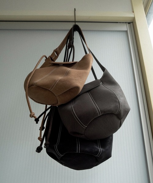 lawgy(ラウジー)の「2way round form flap bag / 2wayラウンドフォームフラップバッグ(ショルダーバッグ・レディース・キャメル/ダークブラウン系/ブラック・FREE)」の22枚目の写真