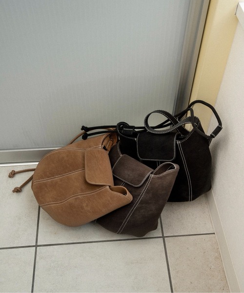 lawgy(ラウジー)の「2way round form flap bag / 2wayラウンドフォームフラップバッグ(ショルダーバッグ・レディース・キャメル/ダークブラウン系/ブラック・FREE)」の22枚目の写真