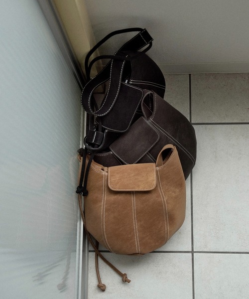 lawgy(ラウジー)の「2way round form flap bag / 2wayラウンドフォームフラップバッグ(ショルダーバッグ・レディース・キャメル/ダークブラウン系/ブラック・FREE)」の21枚目の写真