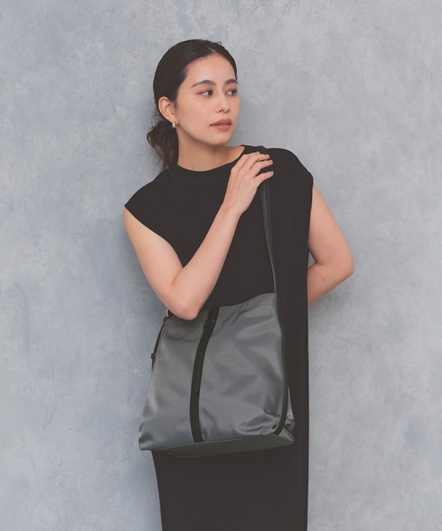 TREASURE TOPKAPI(トレジャートプカピ)の「【TREASURE TOPKAPI】ナイロン センターベルト 2way ショルダーバッグ 軽量 / 肩掛け(ショルダーバッグ・レディース・トップグレー/グレイッシュベージュ/ブラック・FREE)」の4枚目の写真