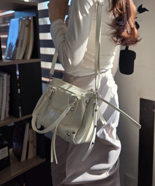 ｔｏｌｅｎｅ（トレネ）の「スタッズ 2way 合成皮革 ハンドバッグ ショルダーバッグ（ハンドバッグ・レディース・オフホワイト/ワイン・FREE）」の10枚目の写真