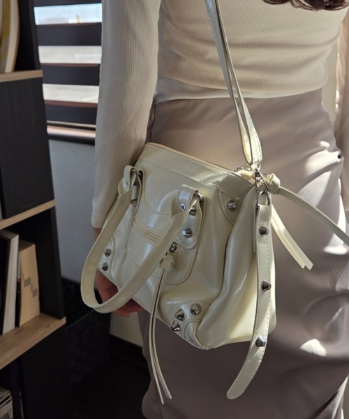 ｔｏｌｅｎｅ（トレネ）の「スタッズ 2way 合成皮革 ハンドバッグ ショルダーバッグ（ハンドバッグ・レディース・オフホワイト/ワイン・FREE）」の11枚目の写真
