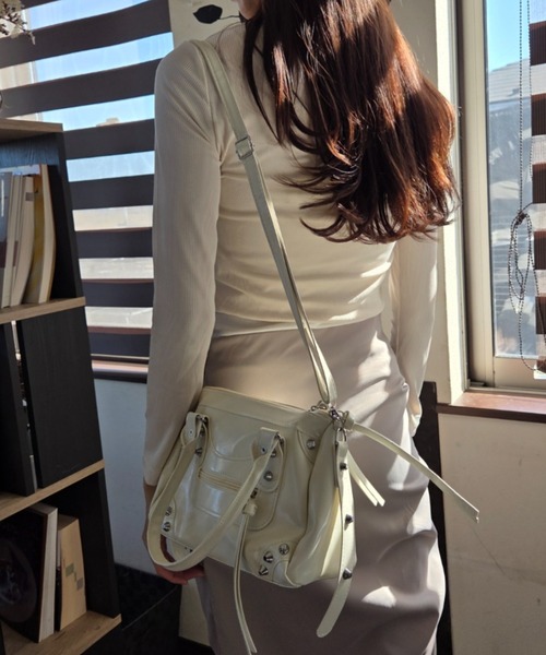 ｔｏｌｅｎｅ（トレネ）の「スタッズ 2way 合成皮革 ハンドバッグ ショルダーバッグ（ハンドバッグ・レディース・オフホワイト/ワイン・FREE）」の13枚目の写真