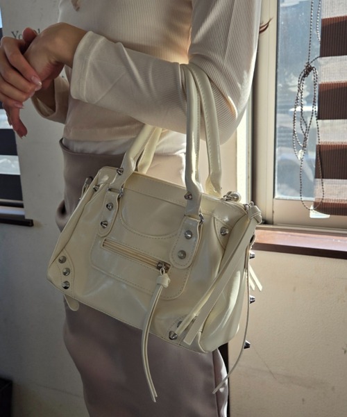 ｔｏｌｅｎｅ（トレネ）の「スタッズ 2way 合成皮革 ハンドバッグ ショルダーバッグ（ハンドバッグ・レディース・オフホワイト/ワイン・FREE）」の3枚目の写真
