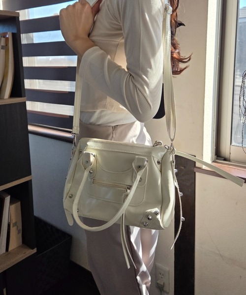 ｔｏｌｅｎｅ（トレネ）の「スタッズ 2way 合成皮革 ハンドバッグ ショルダーバッグ（ハンドバッグ・レディース・オフホワイト/ワイン・FREE）」の7枚目の写真