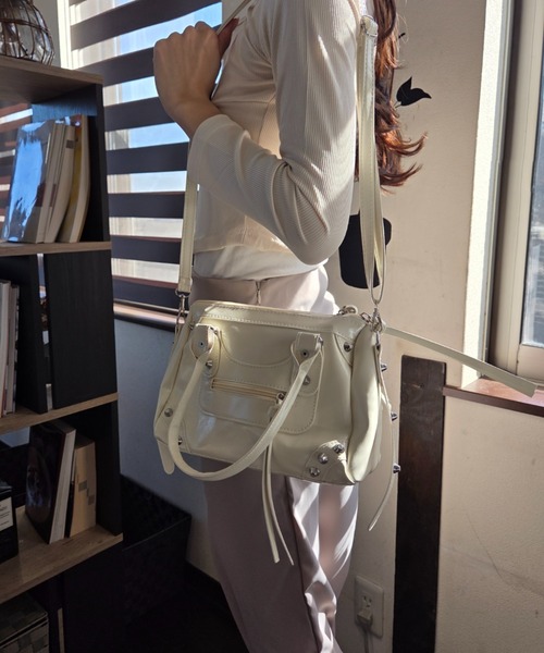 ｔｏｌｅｎｅ（トレネ）の「スタッズ 2way 合成皮革 ハンドバッグ ショルダーバッグ（ハンドバッグ・レディース・オフホワイト/ワイン・FREE）」の8枚目の写真