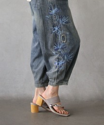 OTONA（オトナ）の「大人可愛い 花刺繍 ゆるカーブデニムパンツ（デニムパンツ）」