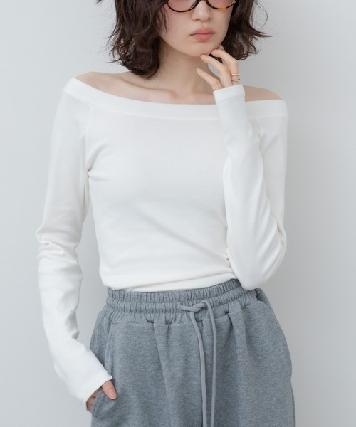 HEILIS(ヘイリス)の「オフショルダーベーシックカットソー / 無地 コンパクト シンプル カジュアル フェミニン ホワイト アイボリー ブラウン グレー ブラック 白 黒 オフショルダー 春服 夏服 秋服 長袖 トップス ノームコア シティガール 韓国 インナー ロンT レイヤード(Tシャツ/カットソー・レディース・ホワイト/ブラウン/グレー/ブラック・FREE)」の2枚目の写真