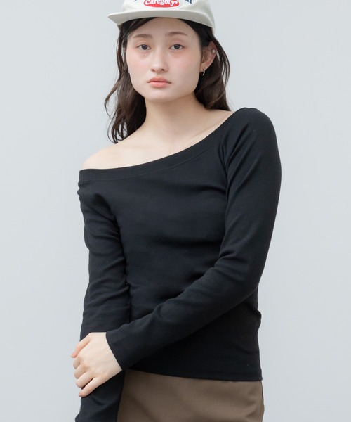 HEILIS(ヘイリス)の「オフショルダーベーシックカットソー / 無地 コンパクト シンプル カジュアル フェミニン ホワイト アイボリー ブラウン グレー ブラック 白 黒 オフショルダー 春服 夏服 秋服 長袖 トップス ノームコア シティガール 韓国 インナー ロンT レイヤード(Tシャツ/カットソー・レディース・ホワイト/ブラウン/グレー/ブラック・FREE)」の3枚目の写真