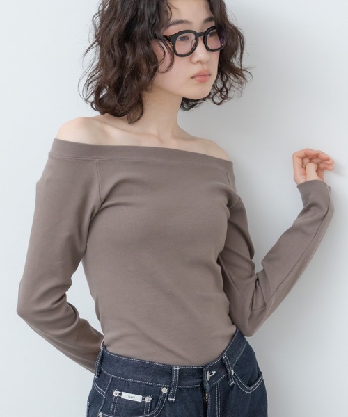 HEILIS(ヘイリス)の「オフショルダーベーシックカットソー / 無地 コンパクト シンプル カジュアル フェミニン ホワイト アイボリー ブラウン グレー ブラック 白 黒 オフショルダー 春服 夏服 秋服 長袖 トップス ノームコア シティガール 韓国 インナー ロンT レイヤード(Tシャツ/カットソー・レディース・ホワイト/ブラウン/グレー/ブラック・FREE)」の6枚目の写真