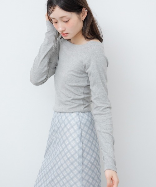 HEILIS(ヘイリス)の「オフショルダーベーシックカットソー / 無地 コンパクト シンプル カジュアル フェミニン ホワイト アイボリー ブラウン グレー ブラック 白 黒 オフショルダー 春服 夏服 秋服 長袖 トップス ノームコア シティガール 韓国 インナー ロンT レイヤード(Tシャツ/カットソー・レディース・ホワイト/ブラウン/グレー/ブラック・FREE)」の16枚目の写真
