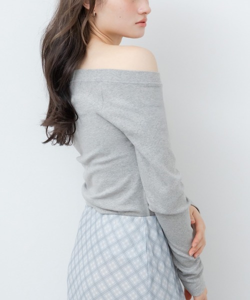 HEILIS(ヘイリス)の「オフショルダーベーシックカットソー / 無地 コンパクト シンプル カジュアル フェミニン ホワイト アイボリー ブラウン グレー ブラック 白 黒 オフショルダー 春服 夏服 秋服 長袖 トップス ノームコア シティガール 韓国 インナー ロンT レイヤード(Tシャツ/カットソー・レディース・ホワイト/ブラウン/グレー/ブラック・FREE)」の17枚目の写真