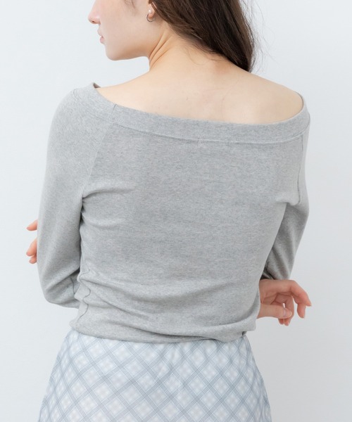 HEILIS(ヘイリス)の「オフショルダーベーシックカットソー / 無地 コンパクト シンプル カジュアル フェミニン ホワイト アイボリー ブラウン グレー ブラック 白 黒 オフショルダー 春服 夏服 秋服 長袖 トップス ノームコア シティガール 韓国 インナー ロンT レイヤード(Tシャツ/カットソー・レディース・ホワイト/ブラウン/グレー/ブラック・FREE)」の18枚目の写真