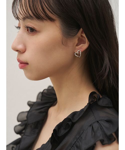 SNIDEL(スナイデル)の「ニュアンスハートピアス(ピアス(両耳用)・レディース・ゴールド/シルバー・F)」の10枚目の写真