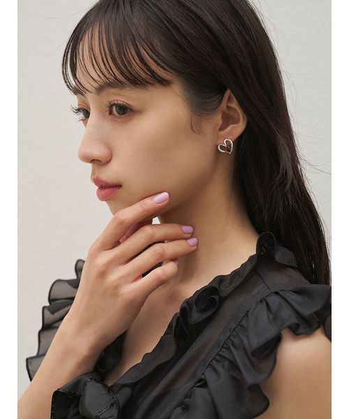 SNIDEL(スナイデル)の「ニュアンスハートピアス(ピアス(両耳用)・レディース・ゴールド/シルバー・F)」の9枚目の写真