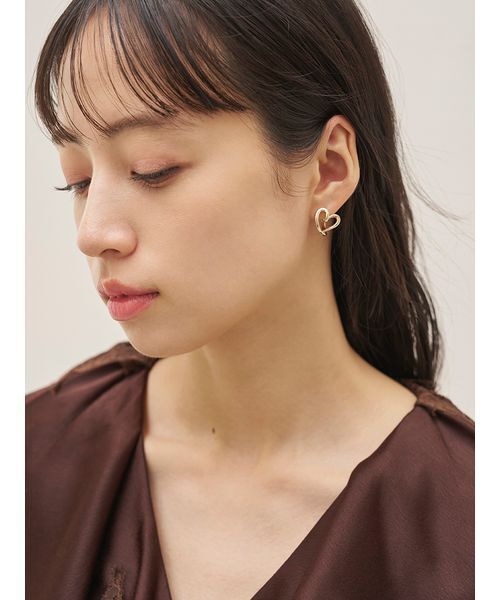 SNIDEL(スナイデル)の「ニュアンスハートピアス(ピアス(両耳用)・レディース・ゴールド/シルバー・F)」の7枚目の写真