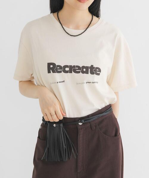 KBF(ケイビーエフ)の「ロゴプリントTEE(Tシャツ/カットソー・レディース・アイボリー/オフホワイト/チャコールグレー・ONE)」の1枚目の写真