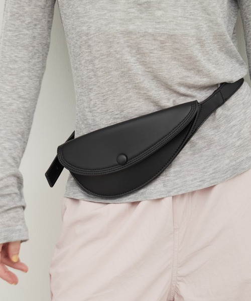 美品　輪怐　ボディバッグ　ウエストポーチ　ブラック　人気モデル　レザー セール】Faux Leather Waist Belt Bag｜フェイクレザーウエストベルト