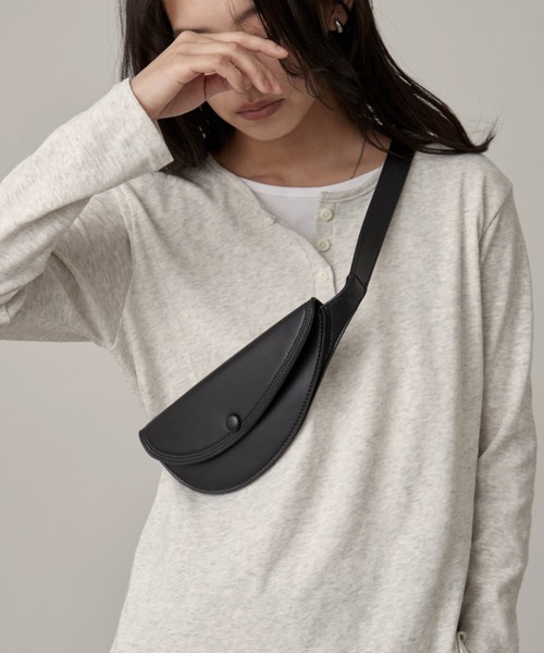 OFROOM（オフルーム）の「Faux Leather Waist Belt Bag｜フェイクレザーウエストベルトバッグ（ボディバッグ/ウエストポーチ・レディース・ブラウン/ブラック・ONESIZE）」の12枚目の写真