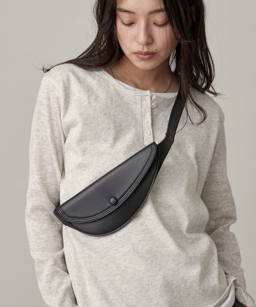OFROOM（オフルーム）の「Faux Leather Waist Belt Bag｜フェイクレザーウエストベルトバッグ（ボディバッグ/ウエストポーチ・レディース・ブラウン/ブラック・ONESIZE）」の13枚目の写真